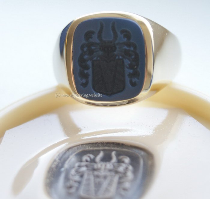 Mens signet ring with darkblue layered agate