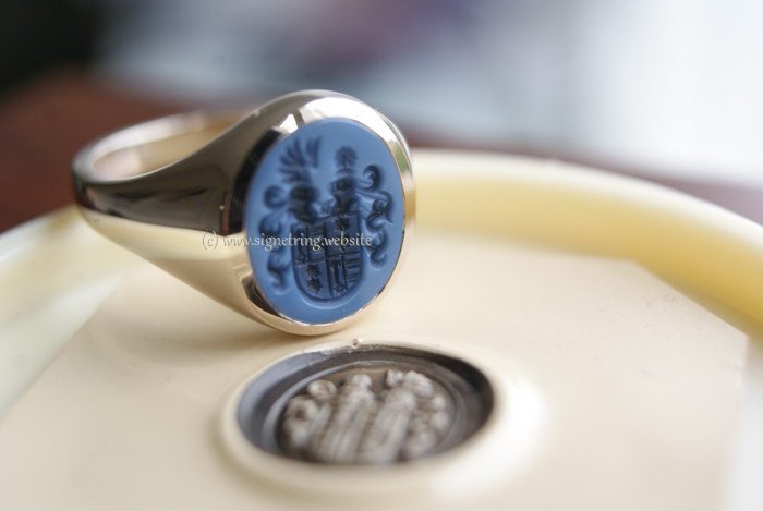 Signet ring with family crest alliance